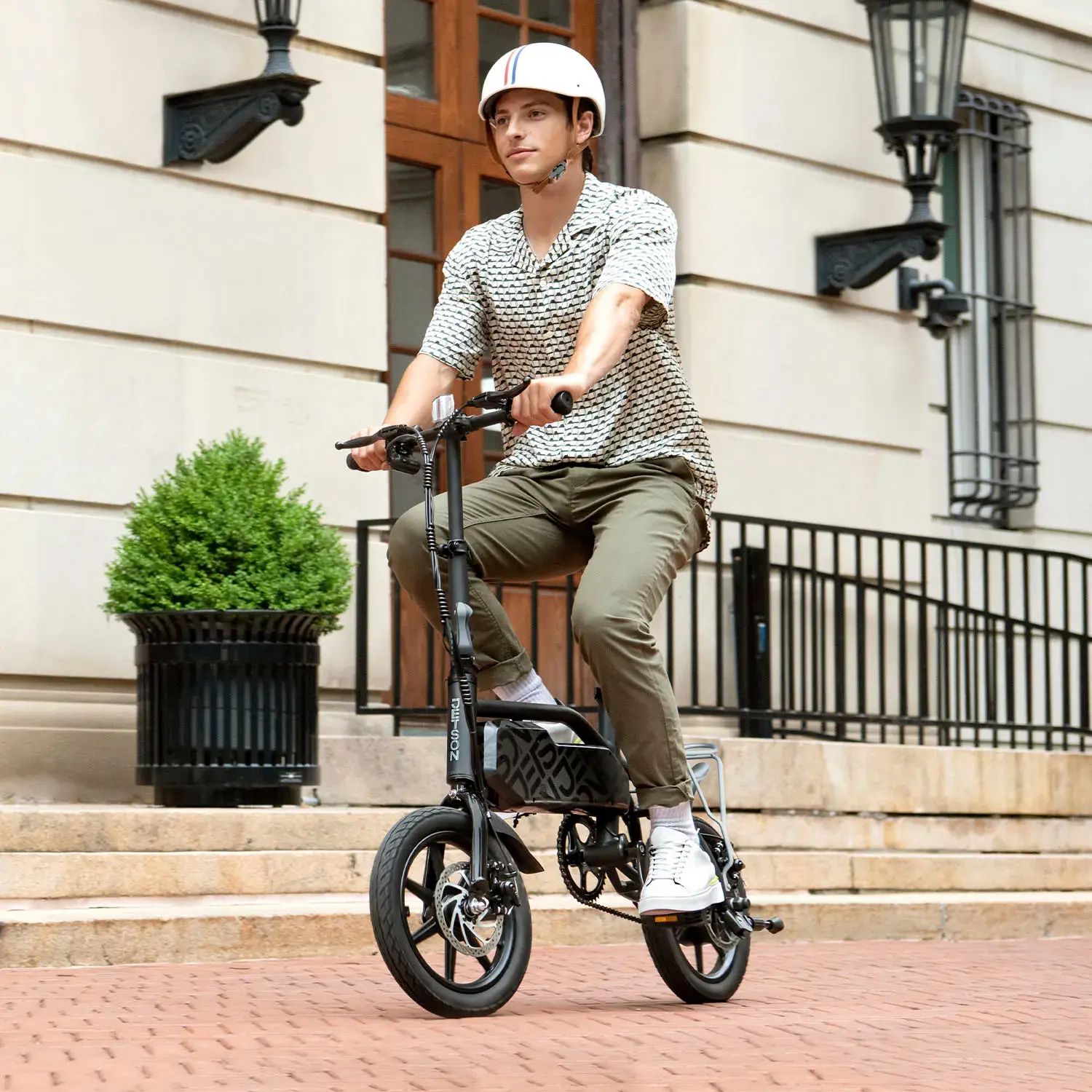 Jetson - J5 eBike with 30 miles Max Operating Range & 15 mph Max Speed - Black - Good Condition